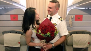 Szem nem maradt szárazon: a levegőben kérte meg barátnője kezét a pilóta