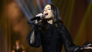 Premier Szaúd-Arábiában: énekesnő a színpadon – videó