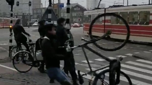 A szélvihar felkapta az embereket Hollandiában – videó