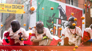 Narancsháború a karneválon – videó