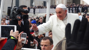 Bár vannak saját profiljai, bajban van az internettel Ferenc pápa