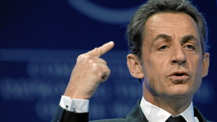 Vizsgálat Sarkozy ellen: Kadhafi pénzén nyerte-e az elnökválasztást?