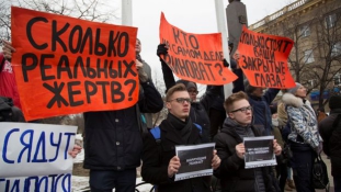 Tüntetés Szibériában – fejeket követelnek a gyászolók, Putyin hanyagságról beszél