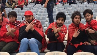 Álszakállban surrantak be a focimeccsre nők Iránban