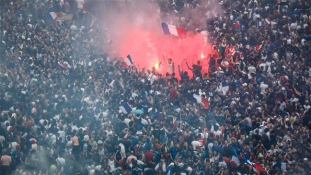 Népünnepély a Champs-Élysées-n a vébé-győzelem után – videó