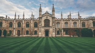 A Cambridge-i Egyetem ingyenes oktatás bevezetését tervezi a legszegényebb diákjainak