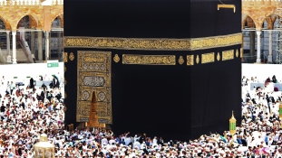 2 millió muzulmán kezdte meg a mekkai zarándoklatot az iszonyatos hőségben – videó