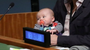 Új-Zéland First Baby-je az ENSZ-közgyűlés szenzációja