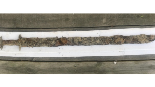1000 éves viking kardot talált egy tóban egy 8 éves kislány