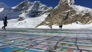 Klímaváltozás: rekordméretű képeslappal kérnek segítséget a gyerekek egy gleccseren