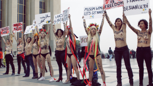 Femen-akció a Diadalív árnyékában – videó