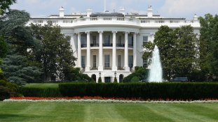 Héják és galambok – két illusztris hölgy távozhat a Fehér Házból