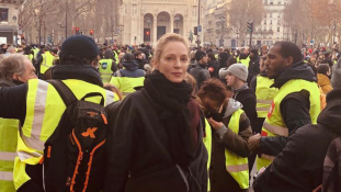 Uma Thurman és Owen Wilson a sárga mellényesek között Párizsban