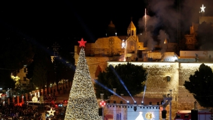Fényesen világít a karácsonyfa Betlehemben – videó