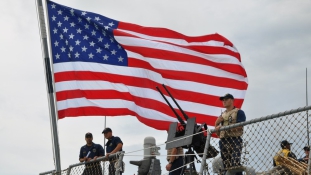 Az orosz flotta két amerikai rombolót kísér a Balti-tengeren