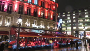 Felgyújtották a luxuséttermet a Champs Élysées-n a sárga mellényesek – videó