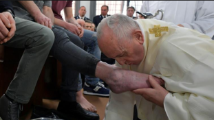 Nagycsütörtökön a pápa rabok lábát mosta – videó