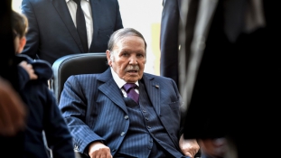 Örömünnep Algériában Bouteflika lemondása miatt