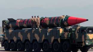 Pakisztáni figyelmeztetés Indiának: sikeres ballisztikus rakétakísérlet – videó