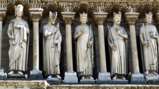 Mise a Notre Dame-ban – védősisakban