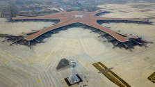 Pekingben felépült a világ legnagyobb repülőtere – videó