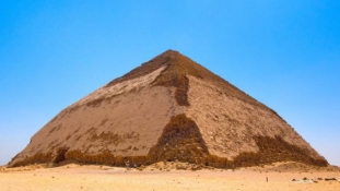 Új piramist nyitnak meg a közönségnek Egyiptomban