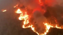 Strandokra szorultak az emberek Ausztráliában a tomboló tűz elől