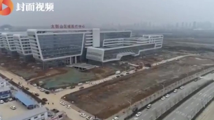48 óra alatt alakítottak át egy üres épületet 1000 férőhelyes kórházzá Kínában