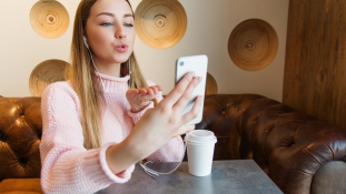 Tinder randik helyett videochat: így alakítja át a koronavírus az ismerkedést