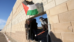 A palesztin falat bontották a berlini leomlásának évfordulóján