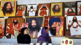 Hívei szerint meditál a január óta halott guru
