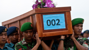 AirAsia: visszatértek az első holttestek a reptérre