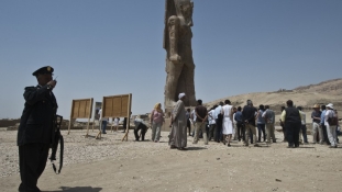 3200 év után újra áll a Fáraó szobra Luxorban