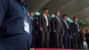 30 éve hatalmon a kambodzsai miniszterelnök
