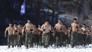 Hóban, jégben edzenek a dél-koreai katonák