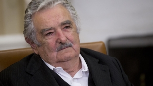 Öt év alatt ötszázezer dollárt adományozott fizetéséből Mujica