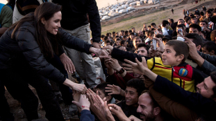 Angelina Jolie cselekvésre szólítja fel a világ vezetőit