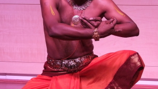 Különleges gesztusok és ritmusok egy indiai táncművésztől