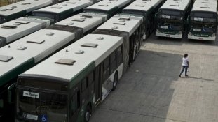 Ismét a buszjegy ára vitt ezreket az utcára