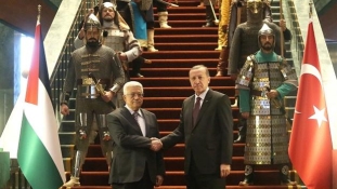 Erdogan oszmánkori díszlettel fogadta Abbászt