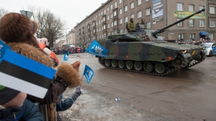 NATO erődemonstráció 300 méterre az orosz határtól (videóval)