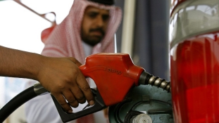 Szaúdi leértékelés az olajár esése miatt