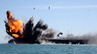Így süllyeszt el az iráni flotta egy amerikai anyahajót (videó)