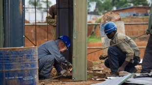 Ruanda bútorkészítői új központba költözhetnek