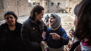 Miről beszélget jazidi asszonyokkal Angelina Jolie?