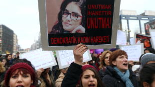 Tüntetés Törökországban: nők vitték a meggyilkolt lány koporsóját