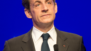 Mit keres Sarkozy exelnök Abu Dhabiban?