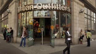 A holokausztra emlékeztető pólót árul az Urban Outfitters