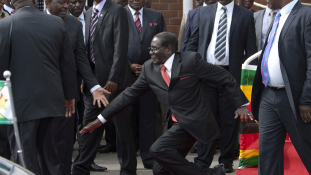 Mugabe nagy esése (videóval)