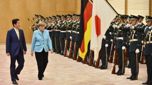 Történelemre tanítja Merkel a japánokat